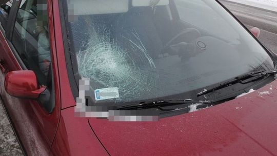 Potrącenie pieszej na DK 17: Znajoma zatrzymała się po drugiej stronie jezdni. Kobieta wyszła na ulicę