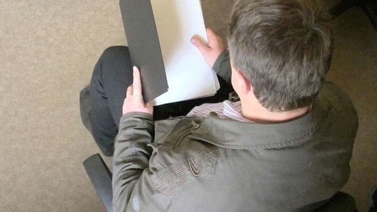 Potrącił go samochód. Sąd każe mu płacić grzywnę