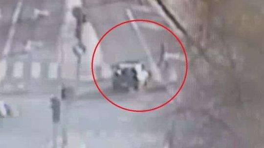 Potrącił kobietę na przejściu i pojechał do marketu na zakupy [wideo]