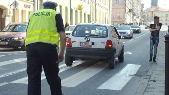 Potrącił pieszą na przejściu. Szukają świadków wypadku