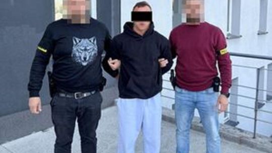 Potrącił policjanta i uciekł. 22-latek usłyszał zarzuty