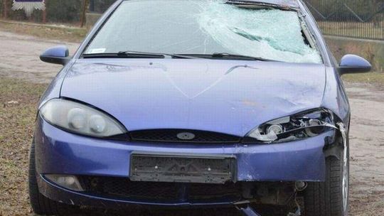 Potrącił, porzucił auto i uciekł. Pomogli mu zacierać ślady