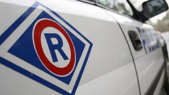 Potrącił śmiertelnie pieszego i uciekł. Szuka go policja