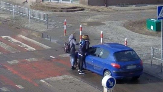 Potrąciła dwie 17-latki. Uznała, że nic im się nie stało i odjechała 