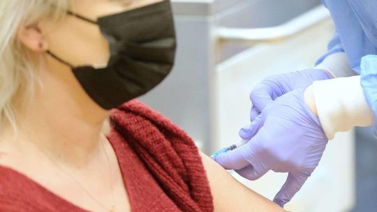 Potrzebna trzecia dawka szczepionki? W Wielkiej Brytanii już od września