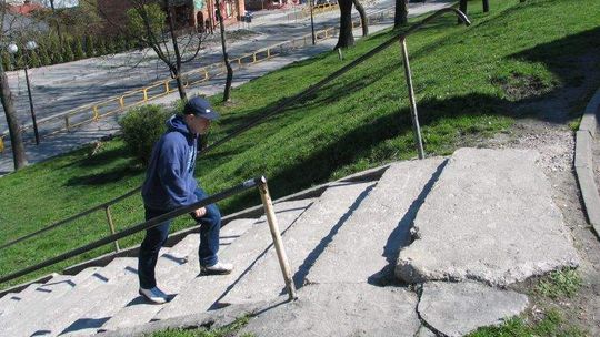 Potrzebny remont parku. Na razie wystarczy na schody
