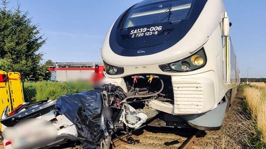 Potworny widok. Samochód wjechał wprost pod pociąg, trzy osoby zginęły