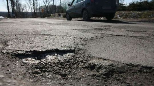 Pow. puławski: Dużo dziur do łatania. Prace ruszą w maju