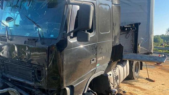 Poważne utrudnienia na S19. Ciężarówka przebiła bariery ochronne