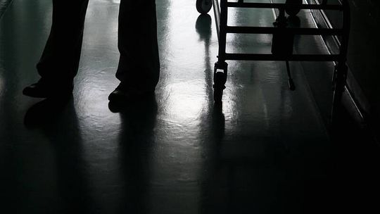 Poważny stan kobiety, która chciała powiększyć piersi wstrzykując olej