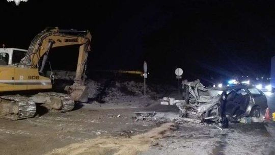 Poważny wypadek na DK 17. Jednego z kierowców uwalniali strażacy 