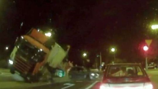 Poważny wypadek w Lublinie. Ciężarówka staranowała inne samochody (wideo)