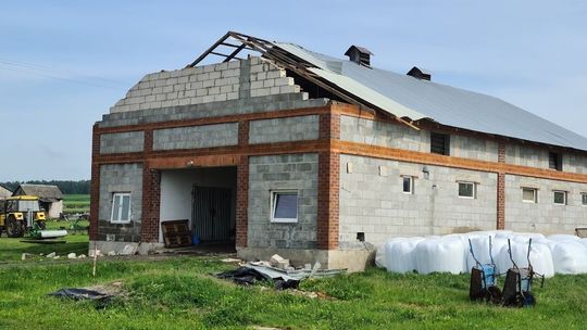 Powiat chełmski: Liczą straty po burzy. Zwiewało dachy, łamało drzewa
