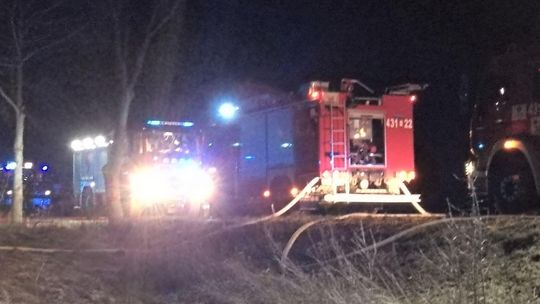 Powiat chełmski. W nocy spłonął drewniany dom. Tylko komin ocalał