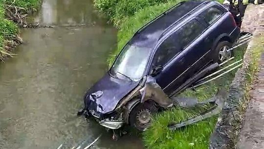 Powiat kraśnicki. Nastolatka „zmiotła” barierki i wjechała oplem do rzeki