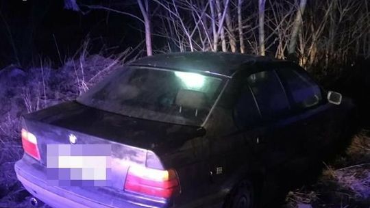 Powiat rycki. Ucieczka przed policją zakończona na drzewie. Za kierownicą siedział 17-latek