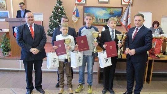 Powiat świdnicki. Sportowcy z pucharami i bonami