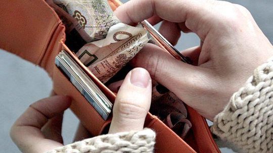 Powiat tomaszowski: Złodziejka ukradła 83-letniej kobiecie 4,5 tys. zł