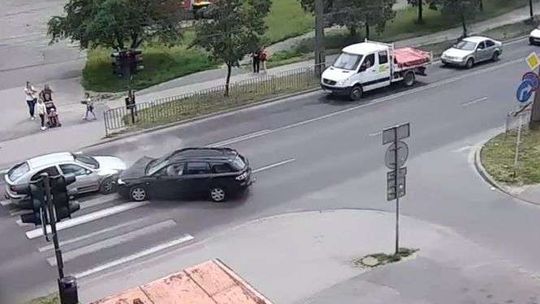 Powinien skręcić w prawo, a pojechał w lewo. Chwilę później tego żałował