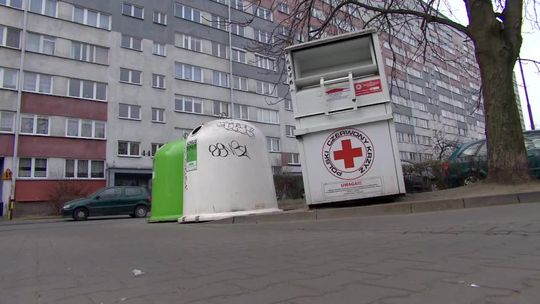 „Powinni się wstydzić i schować pod ziemię”. Zarzuty dla polityków PiS za okradanie kontenerów ubraniowych PCK