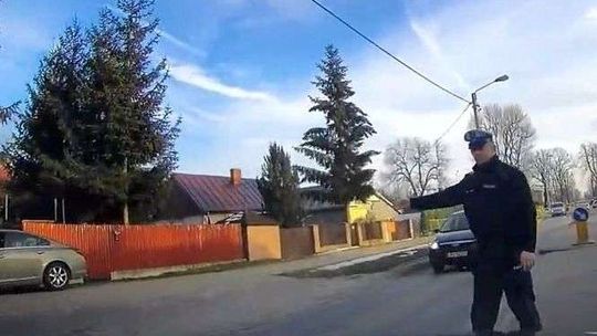 "Powodem zatrzymania jest znak STOP". Kierowca miał szczęście, że miał kamerę