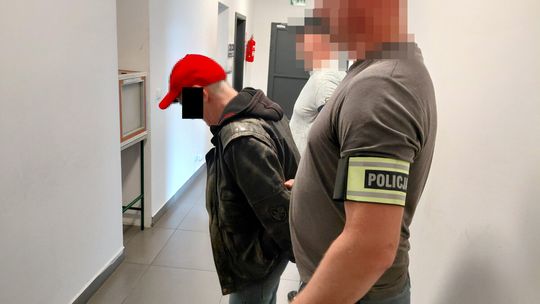 Powrót zakończony zatrzymaniem. Policja czekała na niego na lotnisku w Radomiu