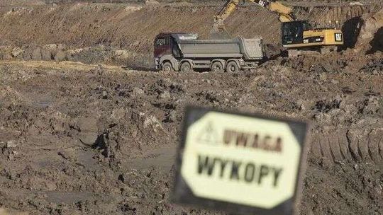 Powstaje nowa trasa do Warszawy. Drogowcy kładą nawierzchnię