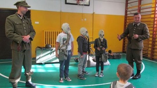 Powstała gdy budowano 1000 szkół na 1000-lecie Polski. Dziś nie ma pomysłu na pusty budynek