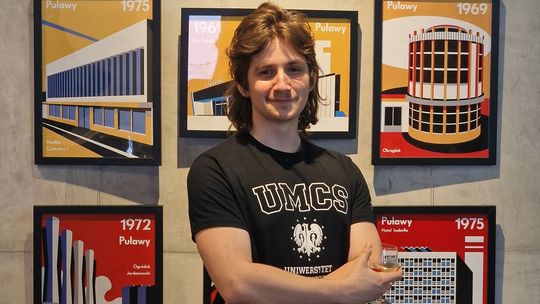 Domicjan Grabowski na tle wystawy