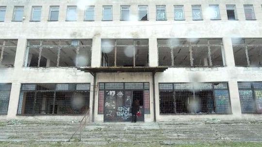 Powybijane szyby, pomazana elewacja. Rudera straszy, będzie kontrola