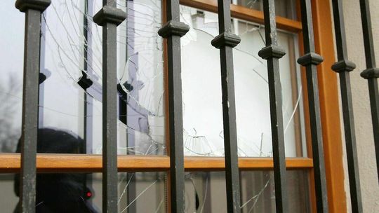 Powybijane szyby w kościele w Łęcznej, porozrzucane święte obrazki. "Chodzi też o straty moralne"