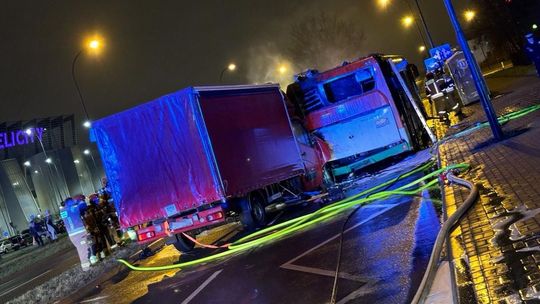 Pożar autobusu i dostawczaka