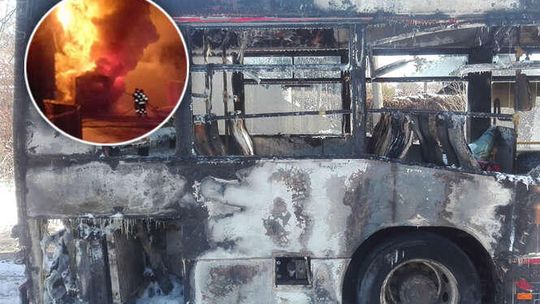 Pożar autobusu miejskiego w Puławach. Kierowca próbował sam go ugasić