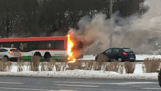 Pożar autobusu MPK na al. Solidarności. Ogień pojawił się podczas jazdy