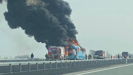 Pożar autokaru z wycieczką szkolną. Autostrada A2 zablokowana 