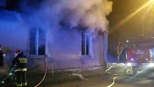 Pożar budynku socjalnego w Kraśniku. Jedna osoba nie żyje, 7 ewakuowano [zdjęcia]
