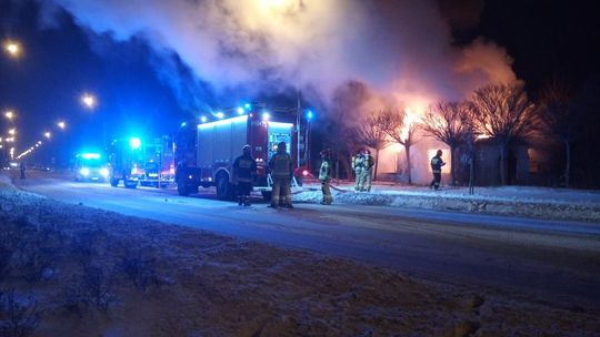 Pożar budynku w Kraśniku. Na miejscu pracuje pięć zastępów straży pożarnej [wideo]