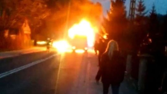 Pożar busa pasażerskiego w Bochotnicy. Z pojazdu niewiele zostało (wideo)