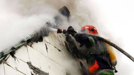 Pożar domku letniskowego w Okunince. Jedna osoba w szpitalu