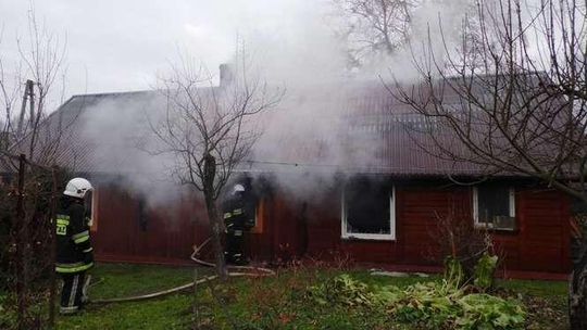 Pożar domku letniskowego. Zwarcie instalacji elektrycznej