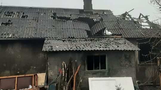 Pożar domu. Jeden z odnalezionych mężczyzn już nie dawał oznak życia