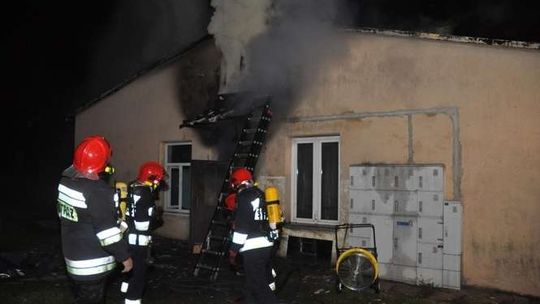 Pożar domu socjalnego w Kraśniku. Jedna ofiara, 10 rodzin bez dachu nad głową [zdjęcia]