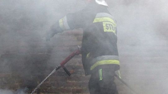 Pożar domu w Babsku. Trzech chłopców trafiło do szpitala