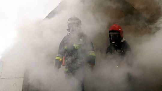 Pożar domu w Jedlance Starej: 14-letnia dziewczynka wyskoczyła z okna