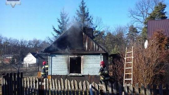 Pożar domu w Rykach. Sąsiedzi pomogli uciec mężczyźnie