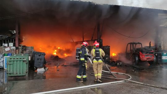 Pożar hali magazynowej w Lublinie. Płonęły lakiery, farby, oleje i paliwo