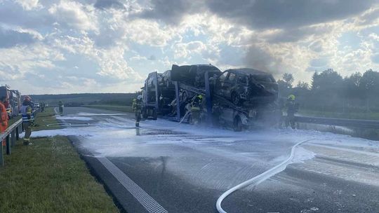 Pożar lawety z autami na S19 pod Kraśnikiem. Zablokowany jeden pas w kierunku Rzeszowa