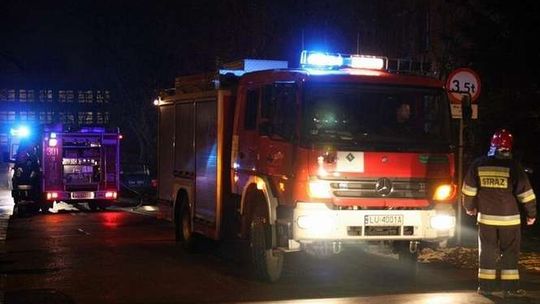 Pożar mieszkania na LSM-ie. Strażacy mieli problem z dojazdem