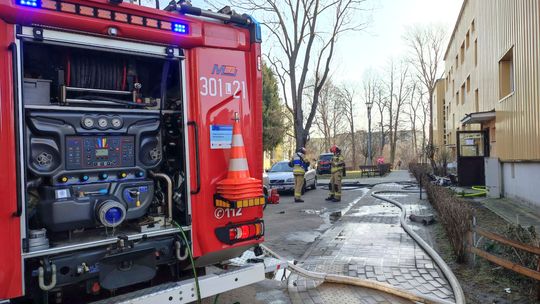 Pożar mieszkania w Lublinie, płomienie wychodziły oknem