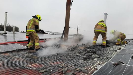 Pożar na dachu piekarni. Zapaliły się panele fotowoltaiczne